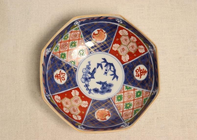 明治後期～大正大聖寺焼色絵壽文字に亀甲と花図八角なます皿②薄め