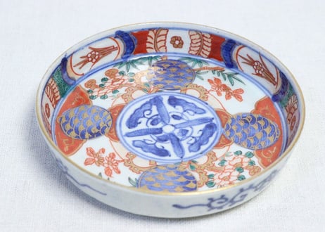 明治前期色絵牡丹と青玉に青海波図縁立小皿②　縁浅め