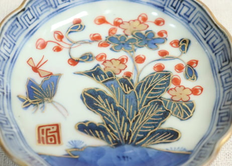 江戸幕末赤絵染付秋海棠と蝶図通り物小皿③ノミホツ