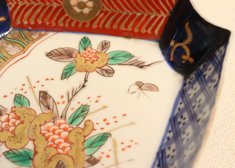 岩庭菊蒔絵 煙草盆 古染付 馬紋 碗 揃 古美術(K-YC512) Sake Ewer (Hisage) with Chrysanthemums and Paulownia Crests