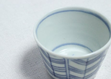 明治前期染付矢羽根図猪口