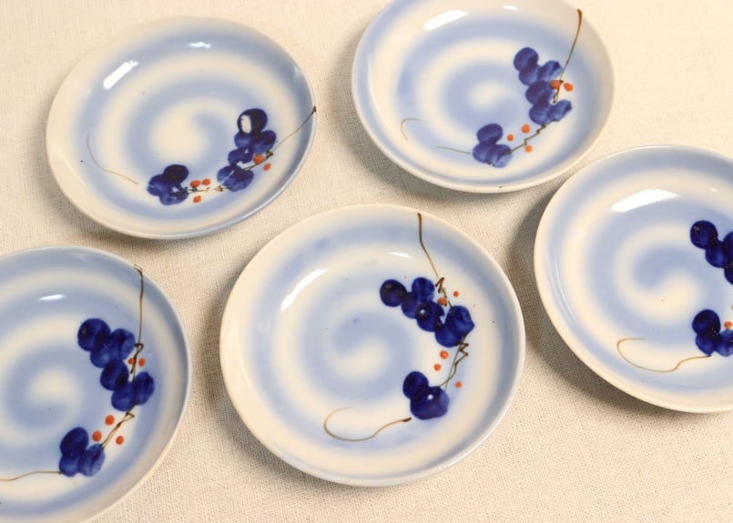 小皿 豆皿 染付 猪口 3枚 草文様 変形唐草文様 明治 大正 昭和初期 小皿 豆皿 染付 猪口 3枚 草文様 変形唐草文様 明治 大正 昭和