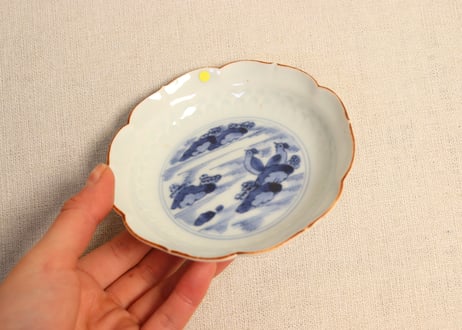 江戸後期染付陽刻鳥図六弁小皿③ 少かたつき,ノミホツ