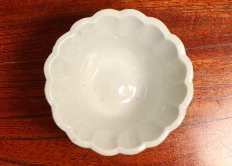 江戸中期 古伊万里 白磁陽刻雲龍文図輪花形向付 時代物 伝世品焼物WWTT312 江戸中期 古伊万里 白磁陽刻雲龍文図輪花形向付 時代物 伝世