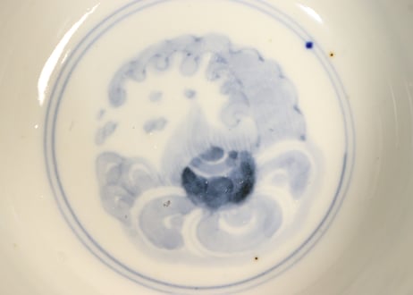 明治前期色絵竹梅と桐図通り物飯茶碗②黒点