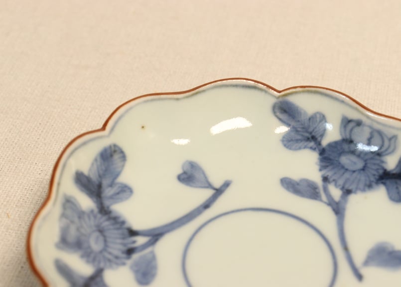 ◆染付菊形輪花皿7枚 花文 小皿中皿 旧家蔵出し品 美品 江戸幕末期〜明治初期◆ 江戸中期染付三方に菊図小皿② かたつき | 吉祥寺PukuPuku