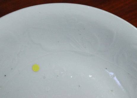 江戸中期白磁陽刻草花図5寸皿　ニュウ