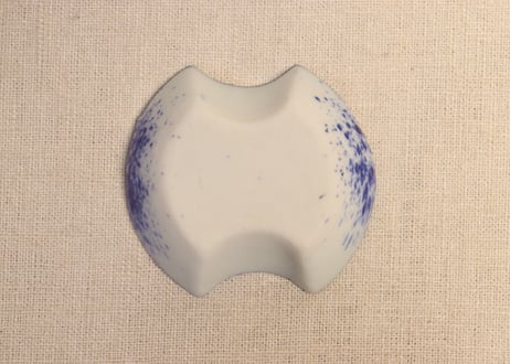 大正~昭和戦前吹き墨分銅型小皿①　濃いめ