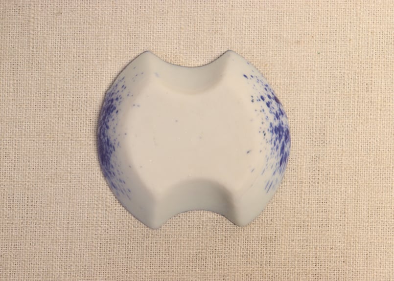 大正~昭和戦前吹き墨分銅型小皿① 濃いめ | 吉祥寺PukuPuku