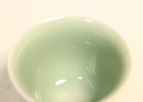明治前期青磁陽刻雲図煎茶碗