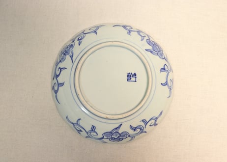 明治前期染付四方に牡丹と蝶図8寸皿①