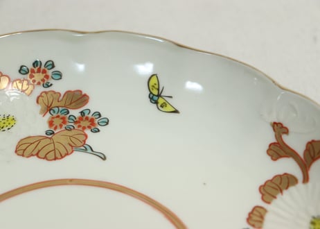明治前期色絵三方菊図通り物7寸皿②文字小,蝶黄色