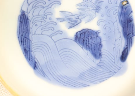 明治前期陰刻染付波千鳥図小皿