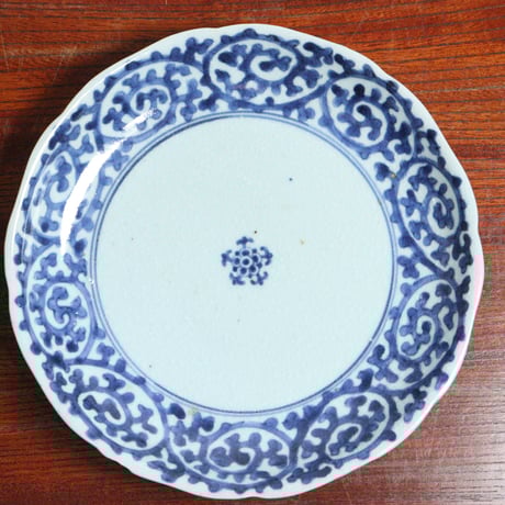 たこからくさ 江戸中期染付蛸唐草文7寸皿 フリモノ,黒点③ | 吉祥寺PukuPuku