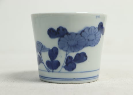 江戸後期染付菊と蝶図猪口②菊二輪