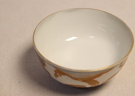 明治前期色絵芭蕉と亀甲図蒸茶碗　黒点