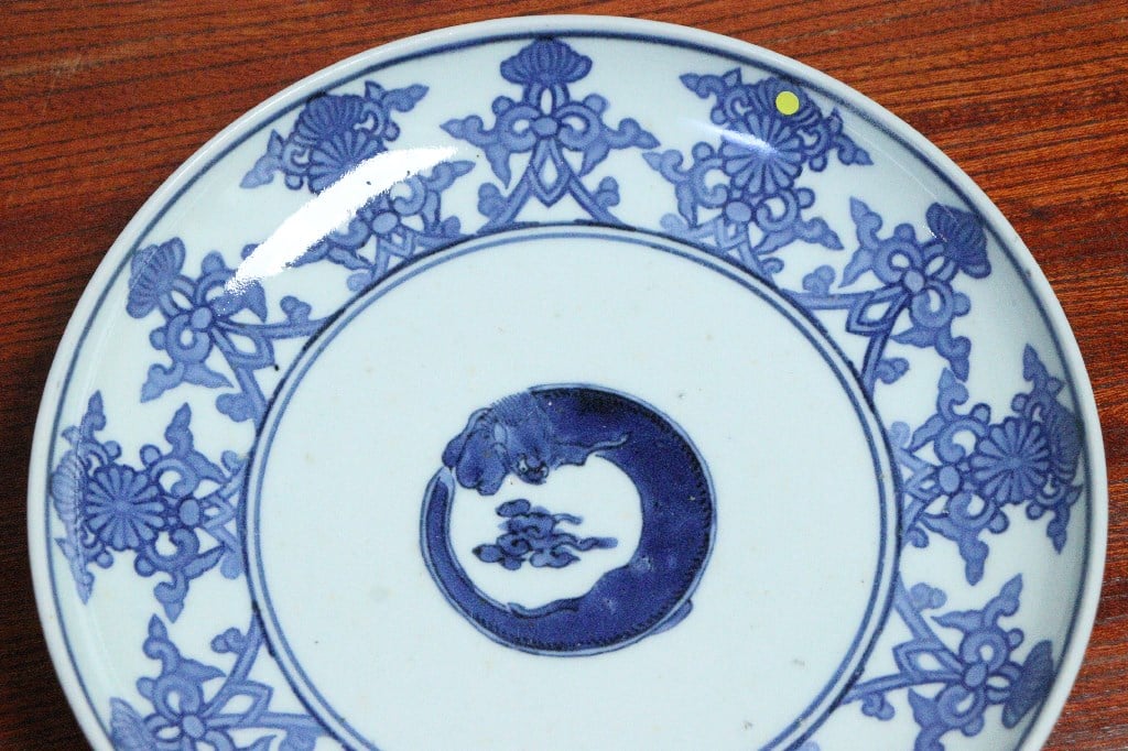 江戸中期コンニャク印判団龍と菊図7寸皿① 見込み落ちかたつき