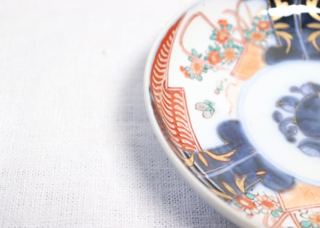 明治前期色絵桃と三方に菊花籠図小皿