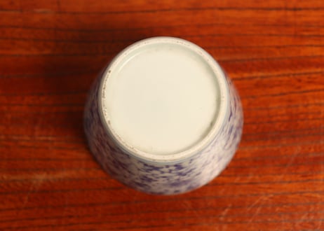 江戸中期染付花唐草図猪口②　ホツ,流れ