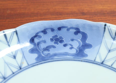 江戸中期染付矢羽根と波図６寸皿