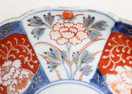 明治前期染付色絵八方に牡丹図７寸皿③かたつき