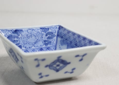 明治後期~大正染付牡丹と山水図菱形小鉢②少かたつき