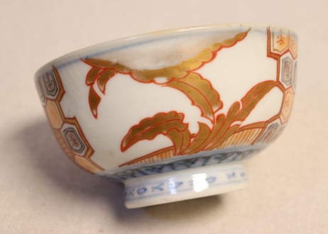 明治前期色絵芭蕉と亀甲図蒸茶碗　黒点