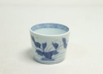 江戸後期染付草花と蝶図猪口①少かたつき