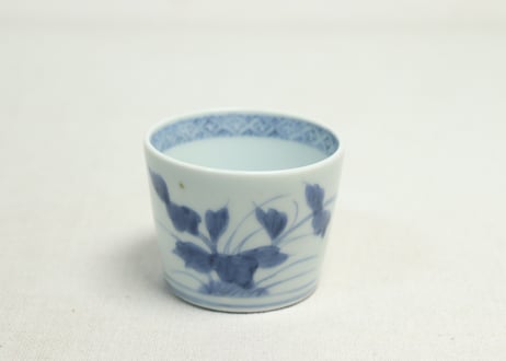 江戸後期染付草花と蝶図猪口①少かたつき