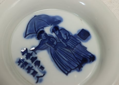 明治前期陰刻染付洋装人物図小皿②　高台ホツ