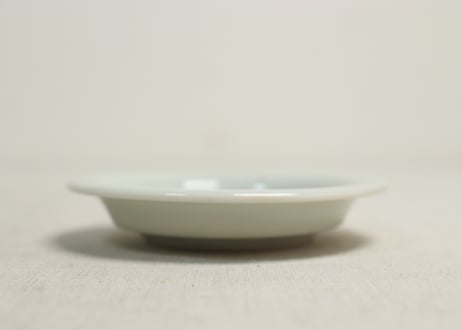 明治前期陰刻染付洋装人物図小皿②　高台ホツ