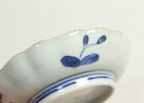 江戸幕末赤絵染付秋海棠と蝶図通り物小皿①