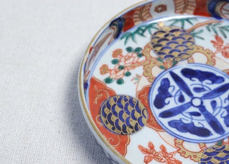 明治前期色絵牡丹と青玉に青海波図縁立小皿①　縁深め
