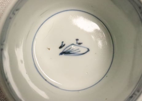 江戸幕末染付縦縞に鼓文猪口 側面窯傷