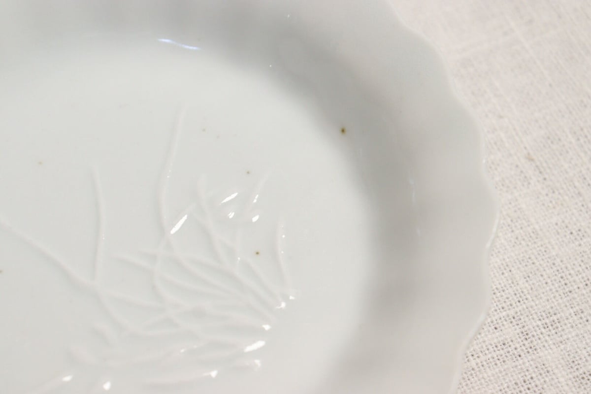 明治後期～大正源六製白磁春蘭図陽刻なます皿 | 吉祥寺PukuPuku