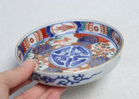 明治前期色絵牡丹と青玉に青海波図縁立小皿②　縁浅め