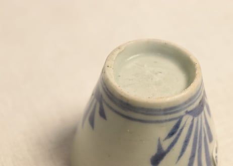江戸中期染付立草図猪口(小ぶり) 黒点