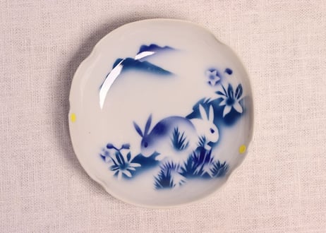 大正～昭和戦前吹き墨兎図小皿　小ホツ