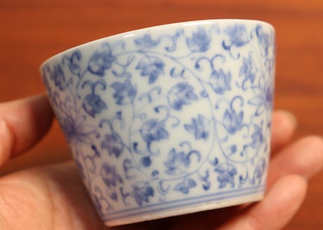 江戸中期染付花唐草図猪口①　ホツ,小ニュウ