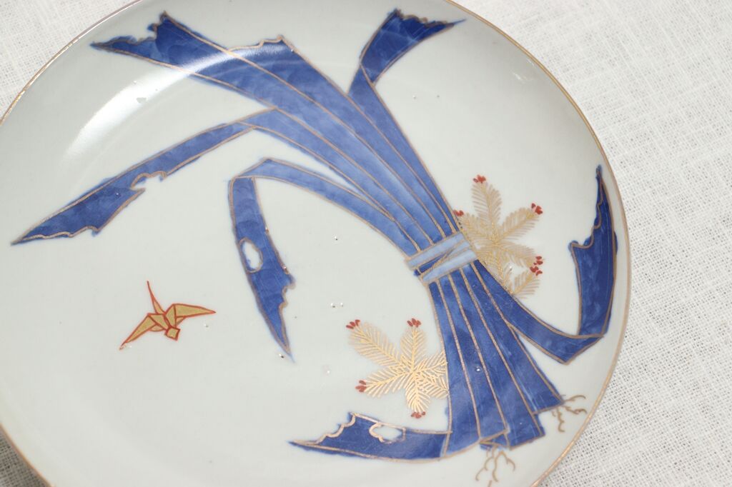 八寸絵皿2枚（大束ね熨斗目文様柄）飾り台付