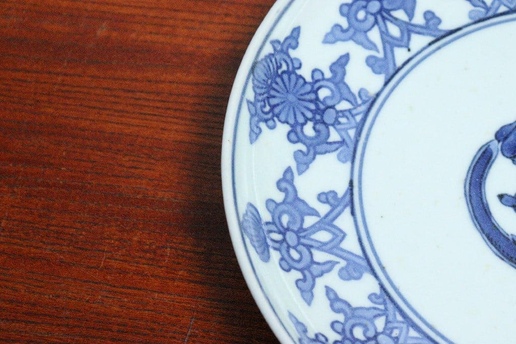 江戸中期コンニャク印判団龍と菊図7寸皿① 見込み落ちかたつき,ニュウ