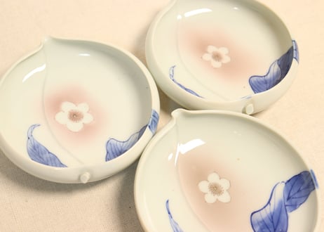明治後期～大正染付桃と花図桃型皿① 濃いめ
