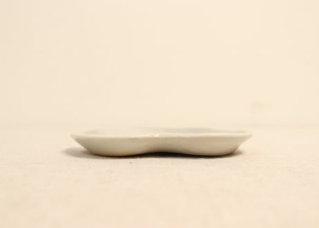 明治前期陽刻染付蔦型小皿