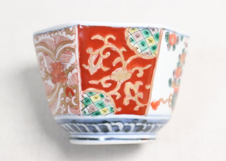 明治前期色絵花と唐草図六角向付③かたつき