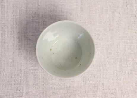 江戸中期染付亀甲と花散らし図猪口 小ホツ