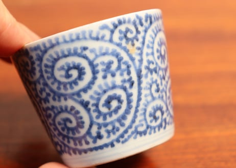 江戸中期染付蛸唐草図小猪口①ノミホツ
