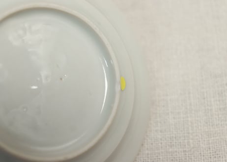 明治前期陰刻染付洋装人物図小皿②　高台ホツ