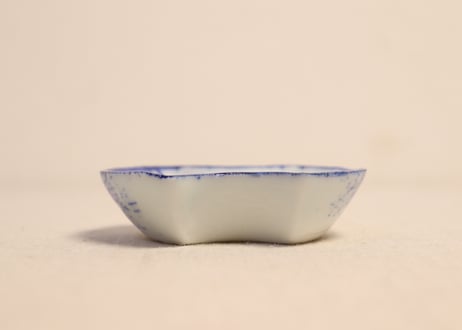大正~昭和戦前吹き墨分銅型小皿①　濃いめ