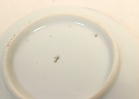 明治前期染付陰刻洋装人物図小皿②　薄め,歪み,かたつき