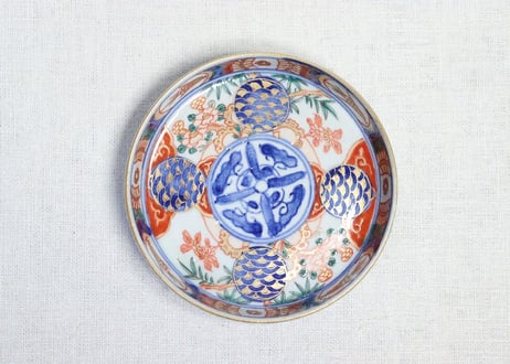 明治前期色絵牡丹と青玉に青海波図縁立小皿②　縁浅め